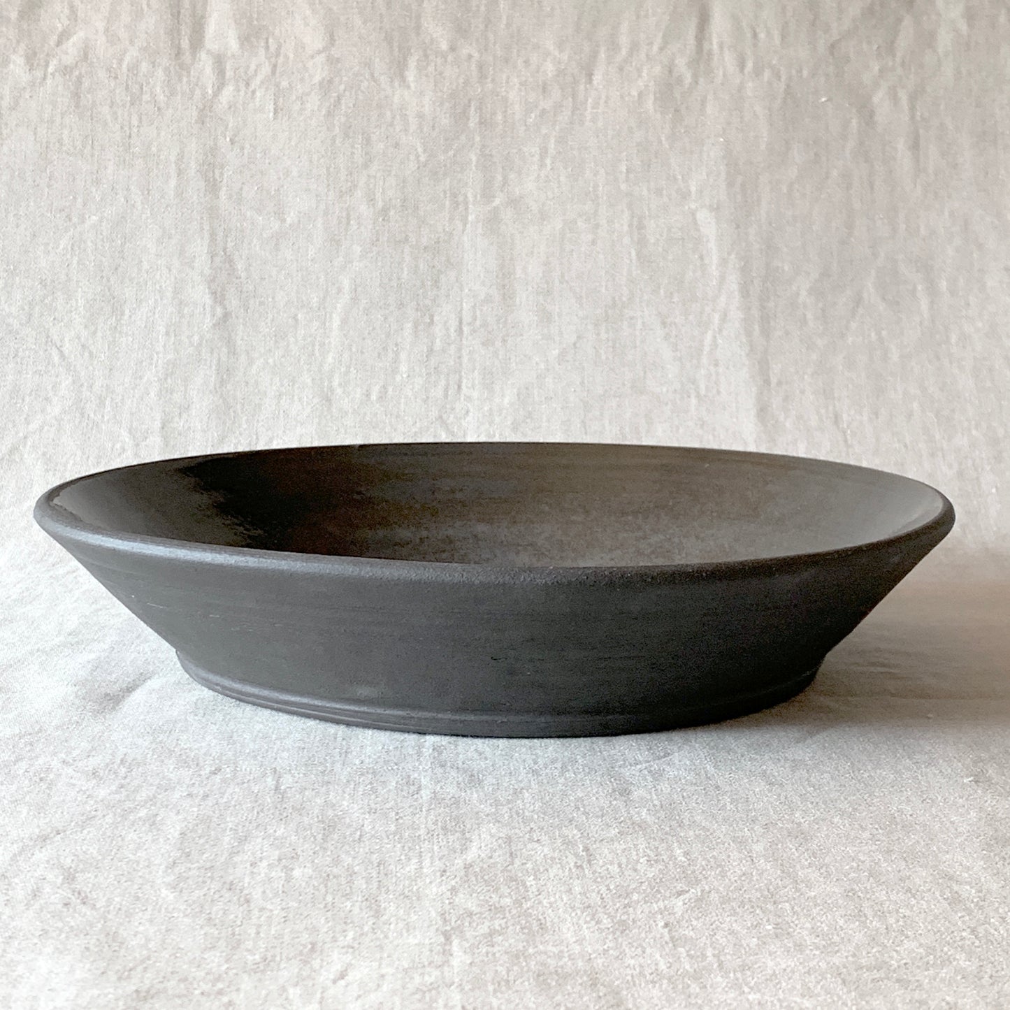 Fat med höga kanter i svart lera (29 cm)