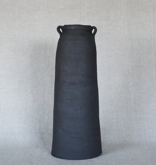 Ringlad urna i svart lera (33 cm)