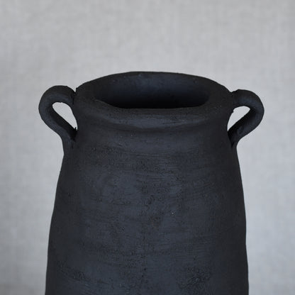Ringlad urna i i svart lera (28,5 cm)