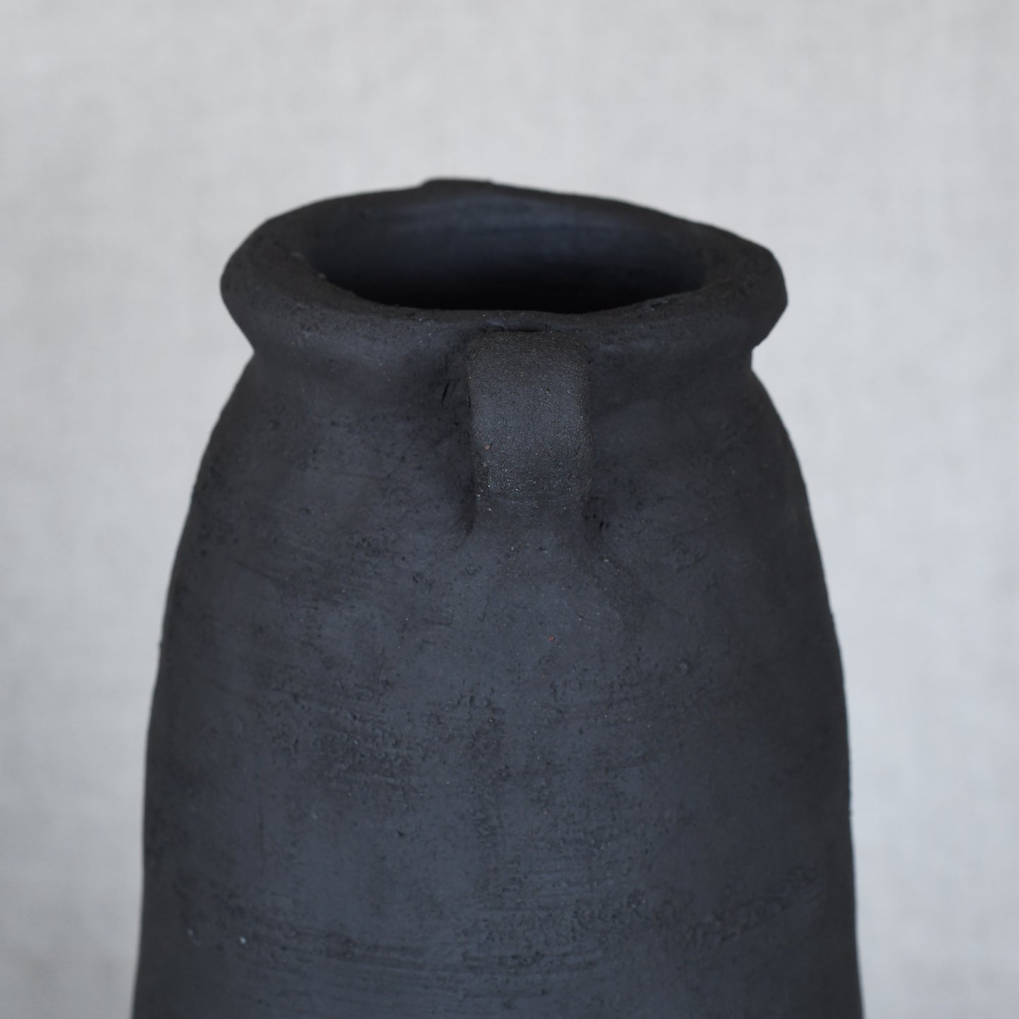 Ringlad urna i i svart lera (28,5 cm)